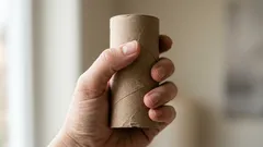 Vai ficar surpreendido ao ver que um pequeno tubo de cartão é capaz de mudar completamente o cheiro da casa de banho — sem qualquer esforço